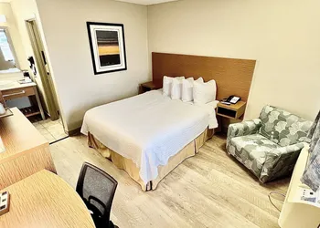 Days Inn & Suites by Wyndham Arlington Near Six Flags hotel thumbnail 7