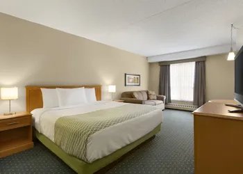 Colonial Square Inn & Suites hotel thumbnail 7