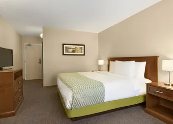 Colonial Square Inn & Suites hotel thumbnail 8
