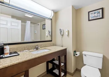 Comfort Inn & Suites hotel thumbnail 7
