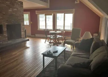 The Upper Pass Lodge at Magic Mountain hotel thumbnail 7