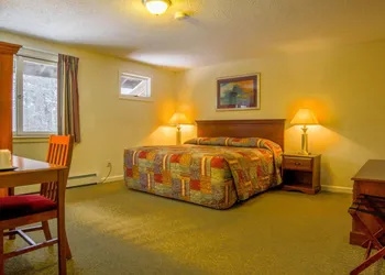 The Upper Pass Lodge at Magic Mountain hotel thumbnail 8