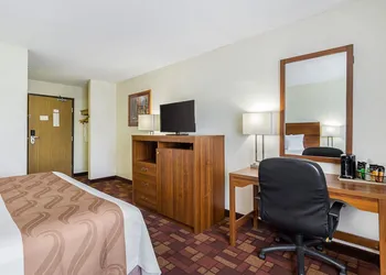 Econo Lodge Luverne I-90 hotel thumbnail 7