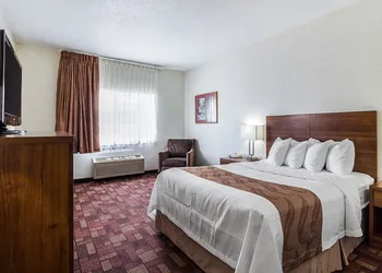 Econo Lodge Luverne I-90 hotel thumbnail 8