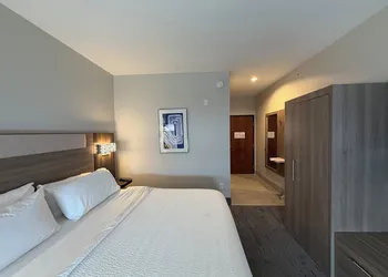Holiday Inn Express Kenedy by IHG hotel thumbnail 3