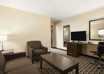 Ramada by Wyndham Edson hotel thumbnail 3
