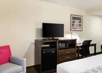 Downtown Hollywood Gardens Inn & Suites hotel thumbnail 2