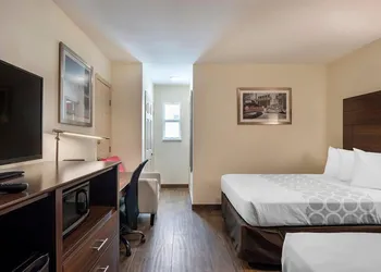 Downtown Hollywood Gardens Inn & Suites hotel thumbnail 5
