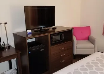 Downtown Hollywood Gardens Inn & Suites hotel thumbnail 7