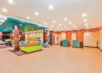 La Quinta Inn & Suites by Wyndham Cotulla hotel thumbnail 3