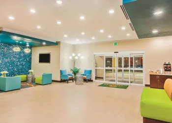 La Quinta Inn & Suites by Wyndham Cotulla hotel thumbnail 4