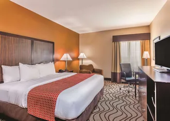 La Quinta Inn & Suites by Wyndham Cotulla hotel thumbnail 8