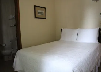 Cedar Creek hotel thumbnail 4