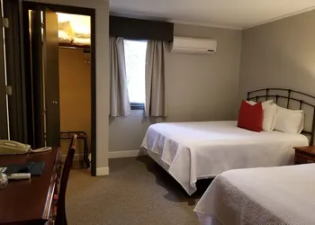 Cedar Creek hotel thumbnail 5