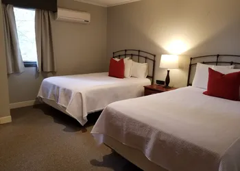 Cedar Creek hotel thumbnail 6