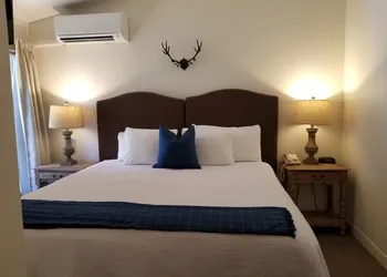 Cedar Creek hotel thumbnail 8