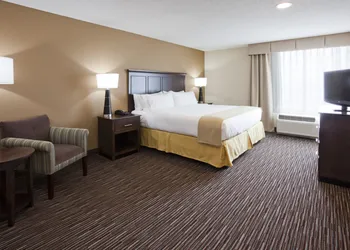 Holiday Inn Express & Suites Willmar by IHG hotel thumbnail 6
