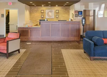 Comfort Inn & Suites Watford City hotel thumbnail 2