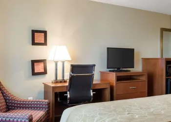 Comfort Inn & Suites Watford City hotel thumbnail 6