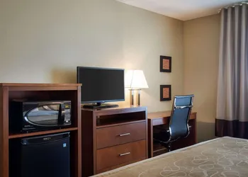 Comfort Inn & Suites Watford City hotel thumbnail 8