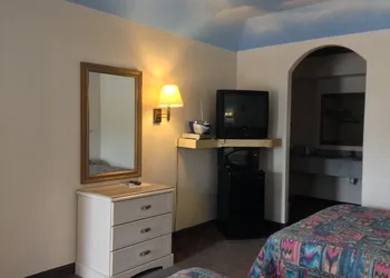 Camelot Inn & Suites Highway 290 NW Freeway hotel thumbnail 6