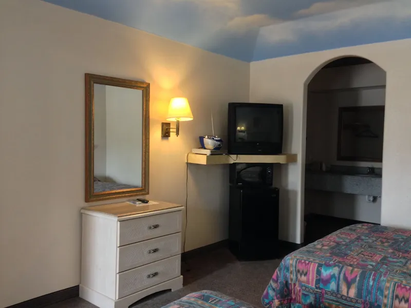 Camelot Inn & Suites Highway 290 NW Freeway hotel detail image 6