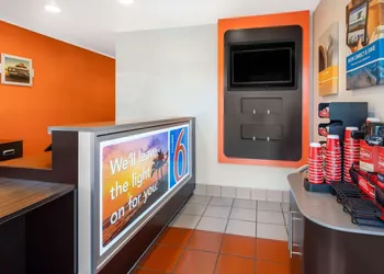 Motel 6-Santa Barbara CA - State Street hotel thumbnail 2
