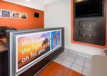 Motel 6-Santa Barbara CA - State Street hotel thumbnail 3