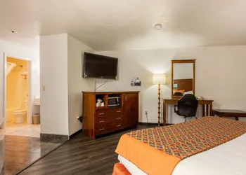 Sandia Peak Inn Old Town ABQ, a Howard Johnson by Wyndham hotel thumbnail 7