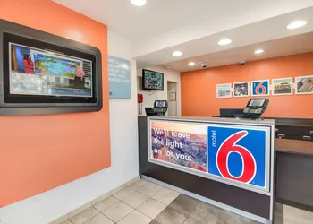 Motel 6 Phoenix East hotel thumbnail 2