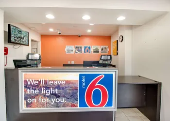 Motel 6 Phoenix East hotel thumbnail 4