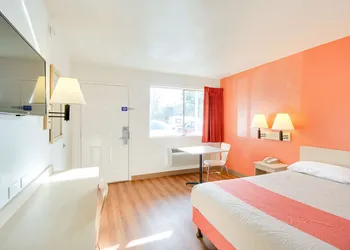 Motel 6 Phoenix East hotel thumbnail 6