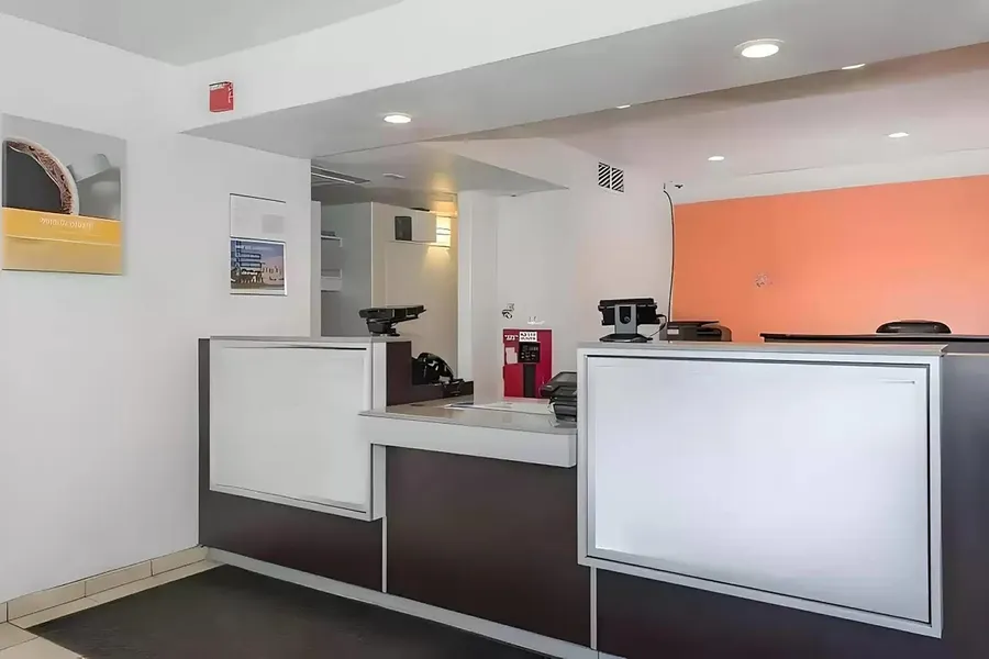 Super 8 by Wyndham Turlock hotel detail image 2