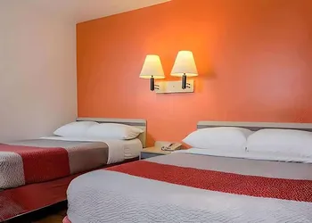 Super 8 by Wyndham Turlock hotel thumbnail 4