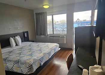 Super 8 by Wyndham Tracy hotel thumbnail 4