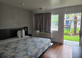 Super 8 by Wyndham Tracy hotel thumbnail 6