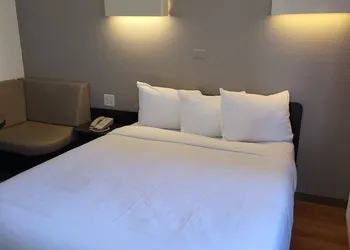 Super 8 by Wyndham Santa Clara hotel thumbnail 5