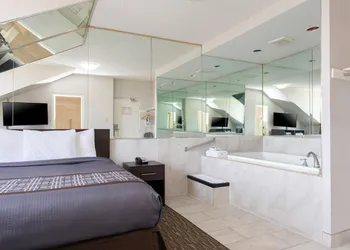 Super 5 Inn hotel thumbnail 5