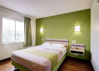 Super 8 by Wyndham Aurora East hotel thumbnail 2