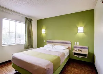 Super 8 by Wyndham Aurora East hotel thumbnail 2