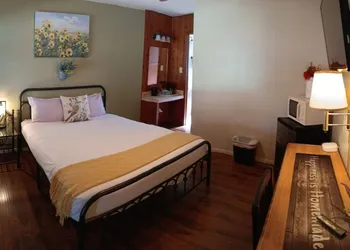 Trees Motel hotel thumbnail 6