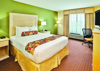La Quinta Inn & Suites by Wyndham Rochester Mayo Clinic S hotel thumbnail 6