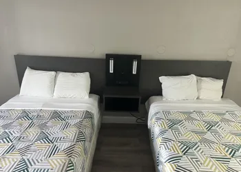 Travelodge by Wyndham Norfolk Airport hotel thumbnail 5