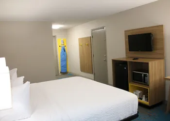 Days Inn by Wyndham Waco University Area hotel thumbnail 5