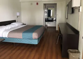 Days Inn by Wyndham Indianapolis South hotel thumbnail 2