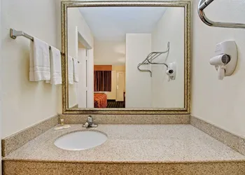 Day Star Dallas South hotel thumbnail 8