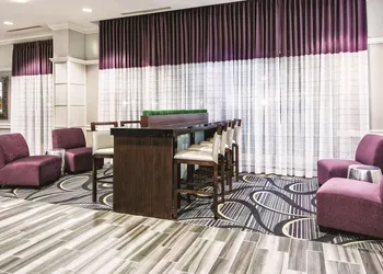 La Quinta Inn & Suites by Wyndham San Antonio Riverwalk hotel thumbnail 2