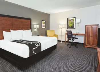 La Quinta Inn & Suites by Wyndham San Antonio Riverwalk hotel thumbnail 6