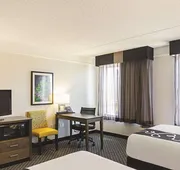 La Quinta Inn & Suites by Wyndham San Antonio Riverwalk hotel detail image 7