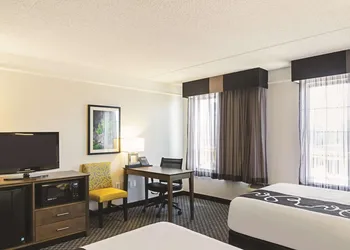 La Quinta Inn & Suites by Wyndham San Antonio Riverwalk hotel thumbnail 7